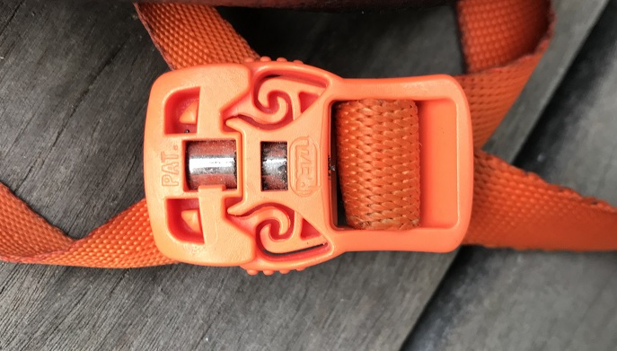 petzl-sirocco-magnetic-buckle