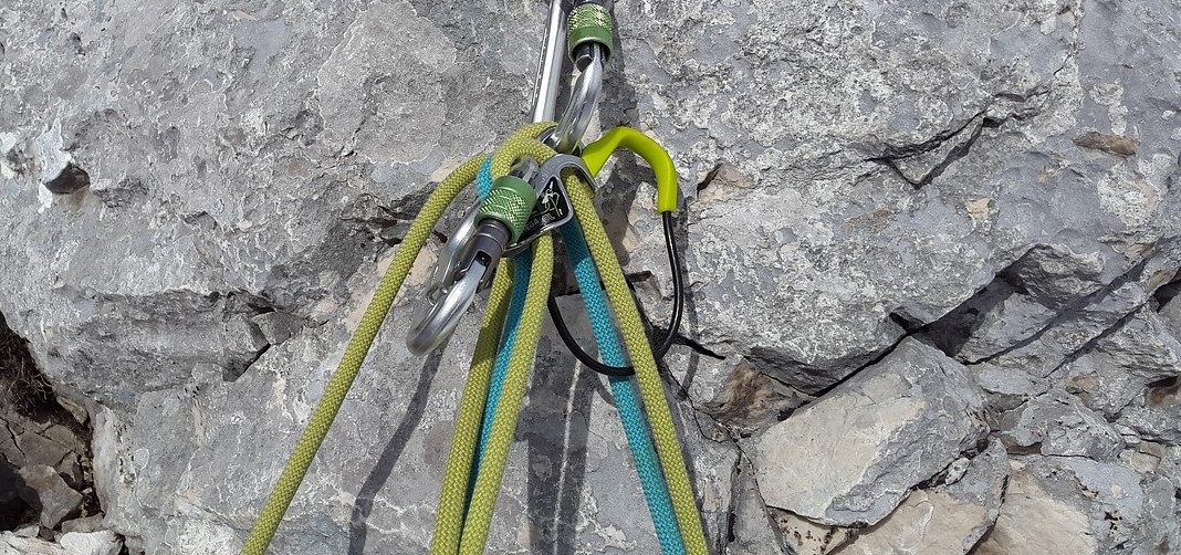 rock climbing half rope belay